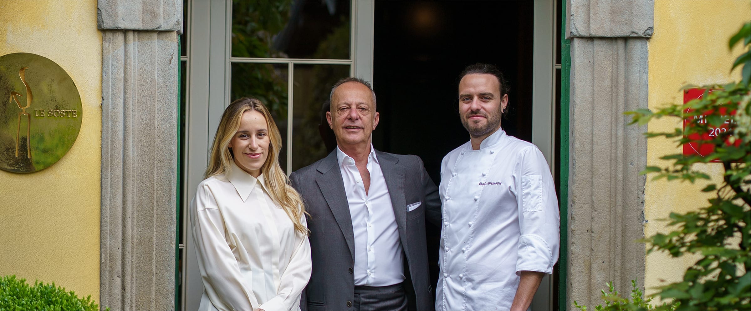 Beatrice, Stefano Arrigoni e lo chef Paolo Cortinovis all'ingresso dell'Osteria della Brughiera