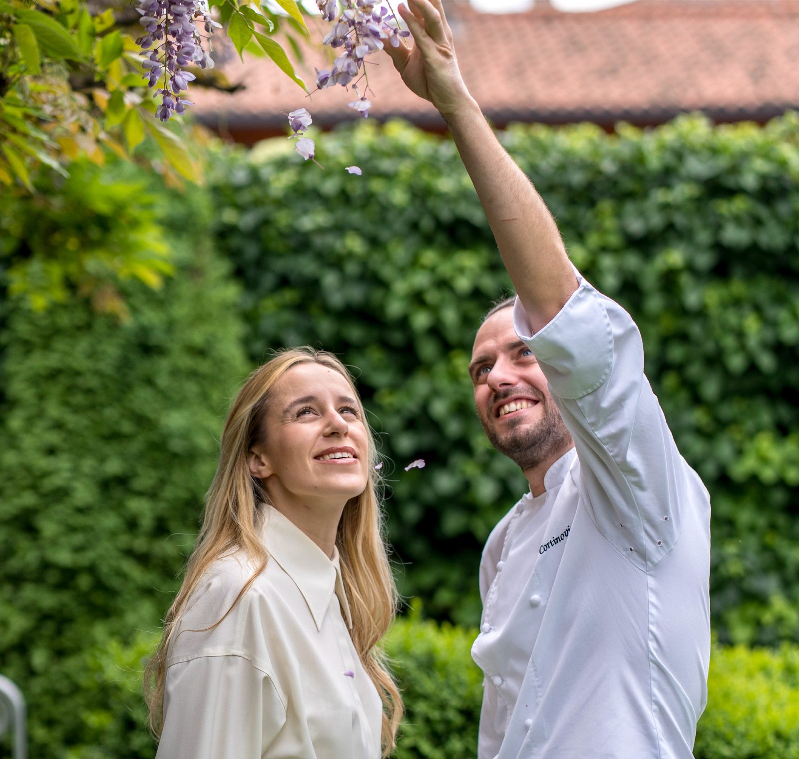Beatrice e lo chef Paolo Cortinovis nel giardino dell'Osteria della Brughiera