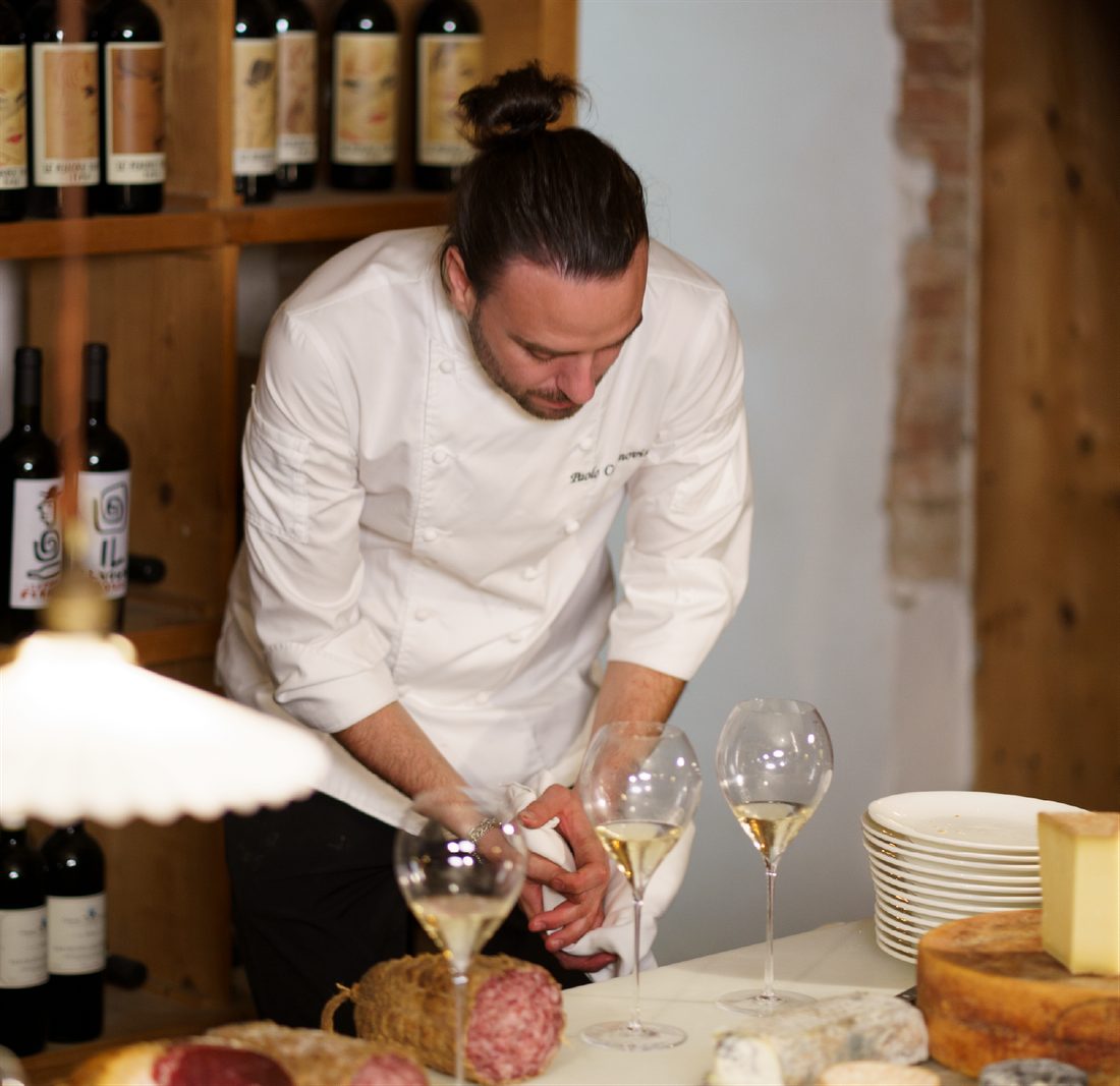 Lo chef Paolo Cortinovis prepara un tagliere di salumi e formaggi