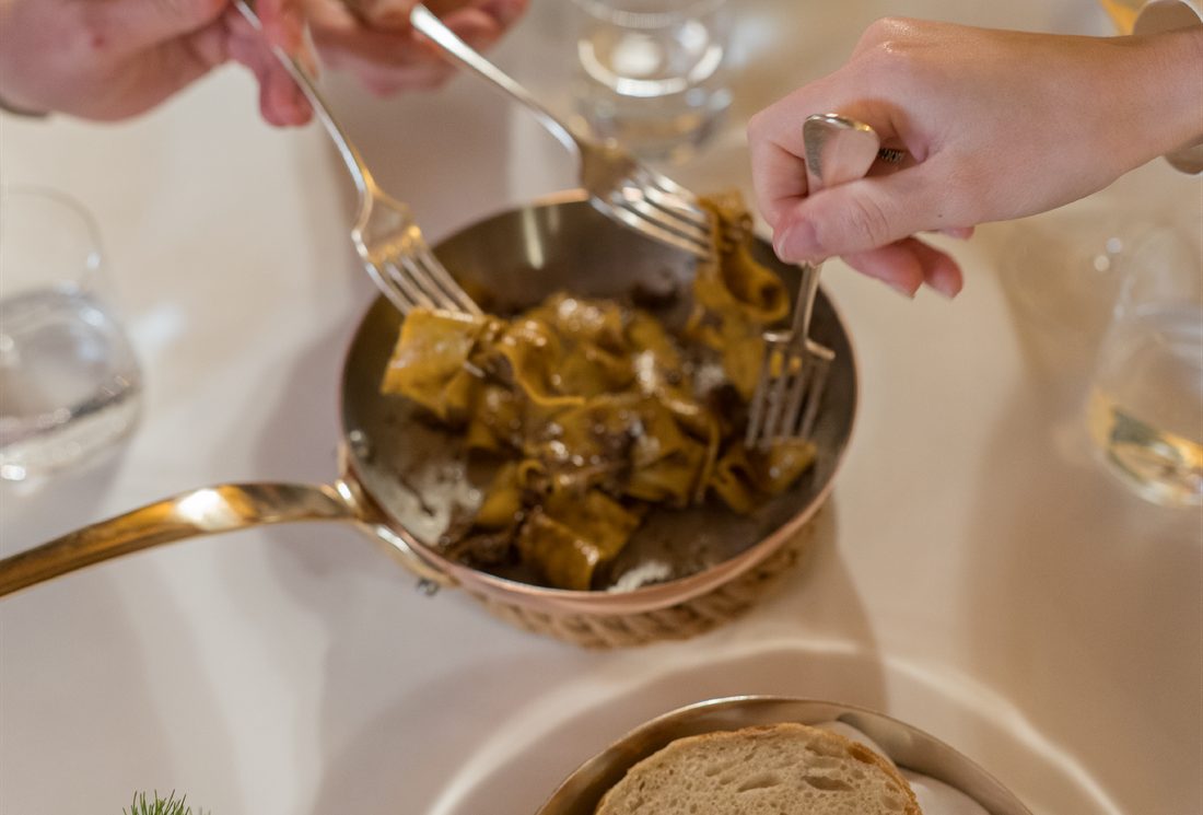 Un piatto di pappardelle servito al tavolo
