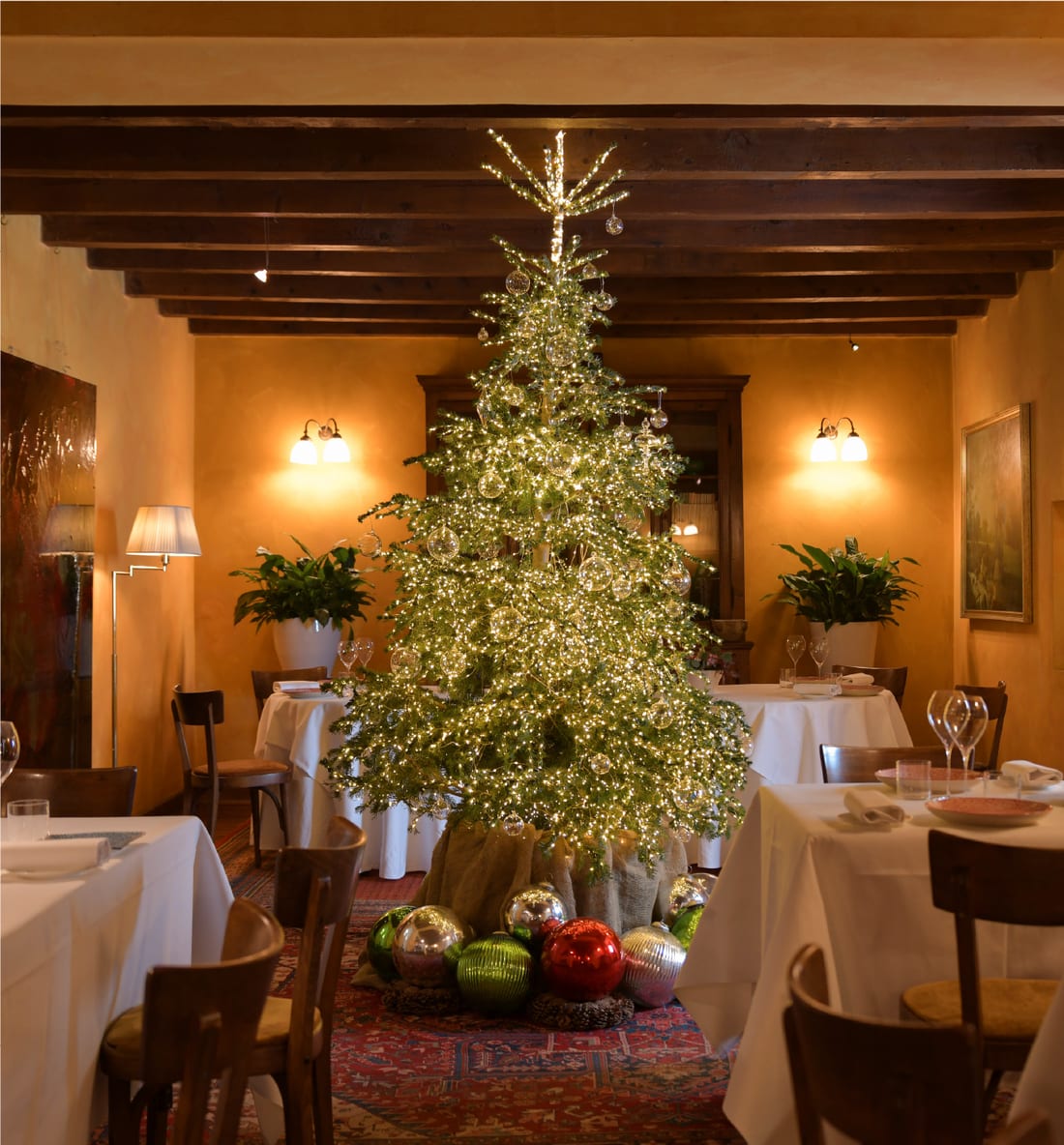 La sala dell’Osteria allestita per le feste con il grande albero di Natale