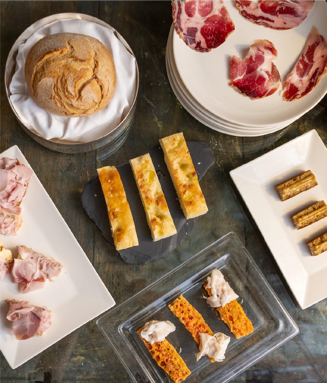 Taglieri di salumi, focaccia e finger food preparati per il servizio catering