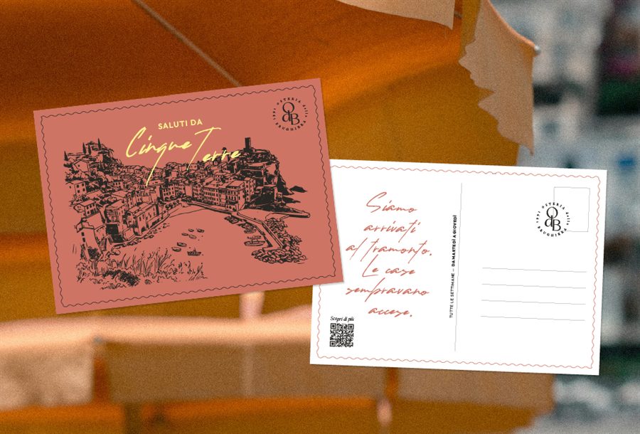 Cartolina illustrata Saluti da Cinque Terre appesa sotto un ombrellone