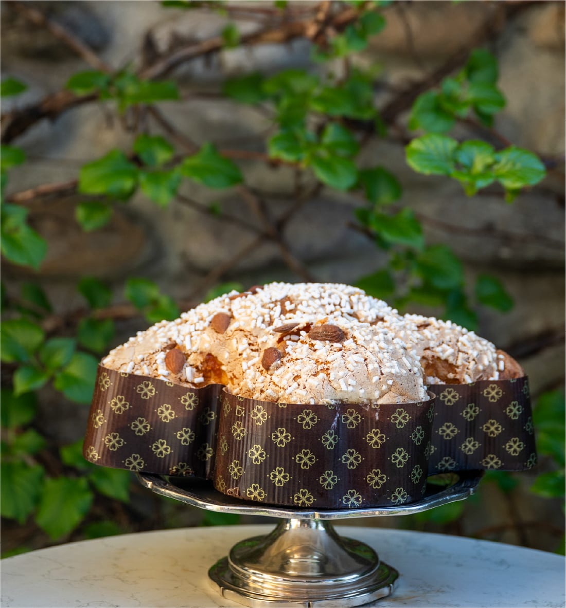 Colomba nella fascia di carta decorata
