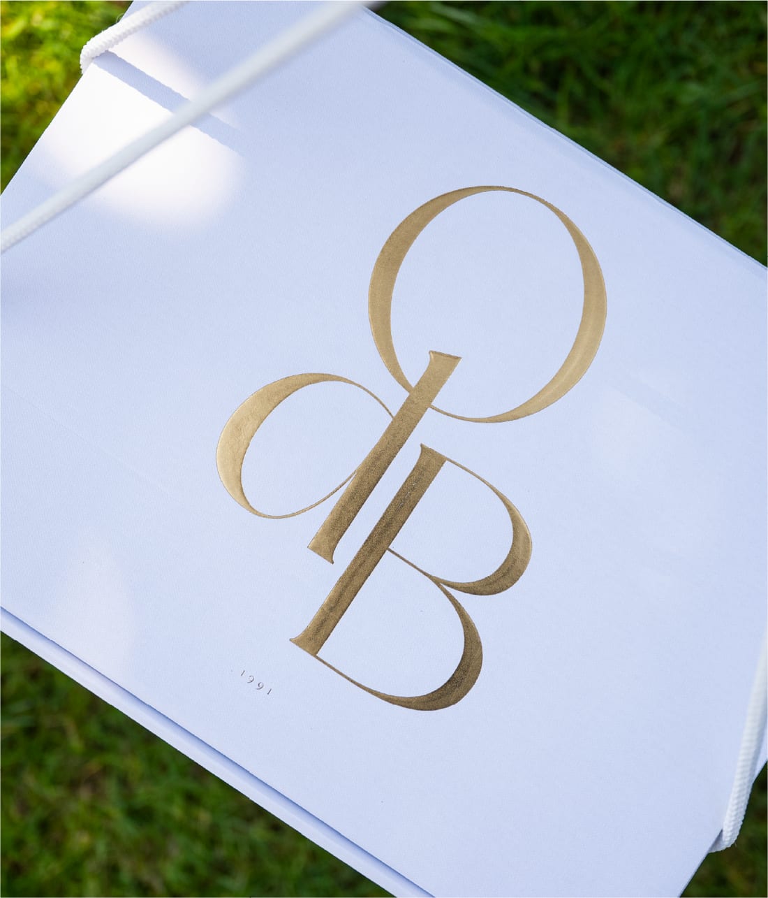 Scatola regalo bianca con il monogramma OdB in oro