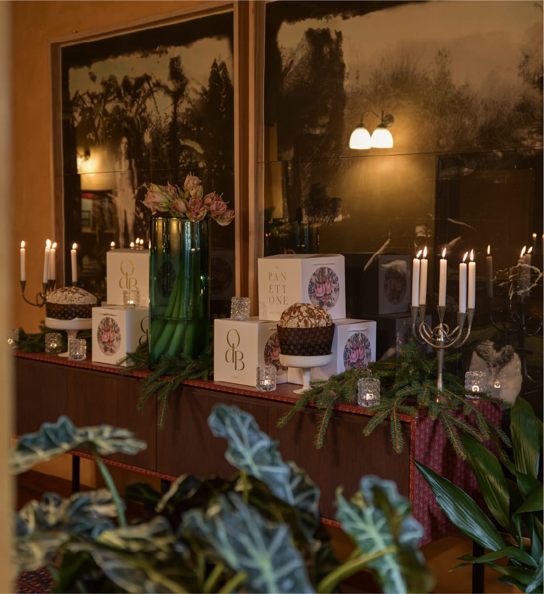 Credenza natalizia allestita con lievitati e scatole regalo
