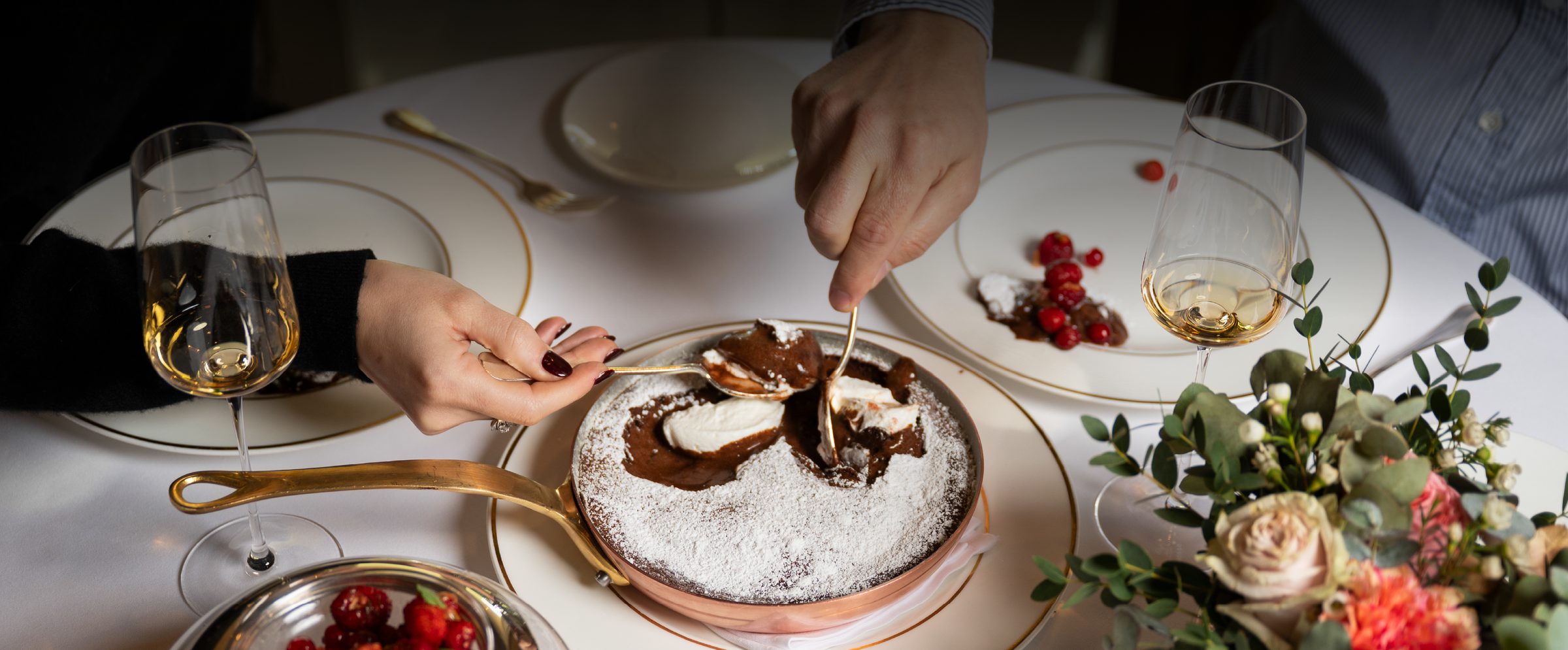 Tavola imbandita: dessert e calici durante una cena all'Osteria della Brughiera