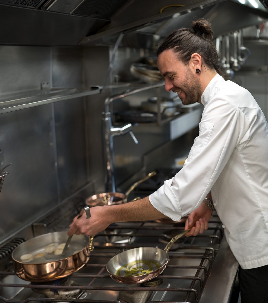 Lo chef Paolo Cortinovis ai fornelli con le padelle di rame