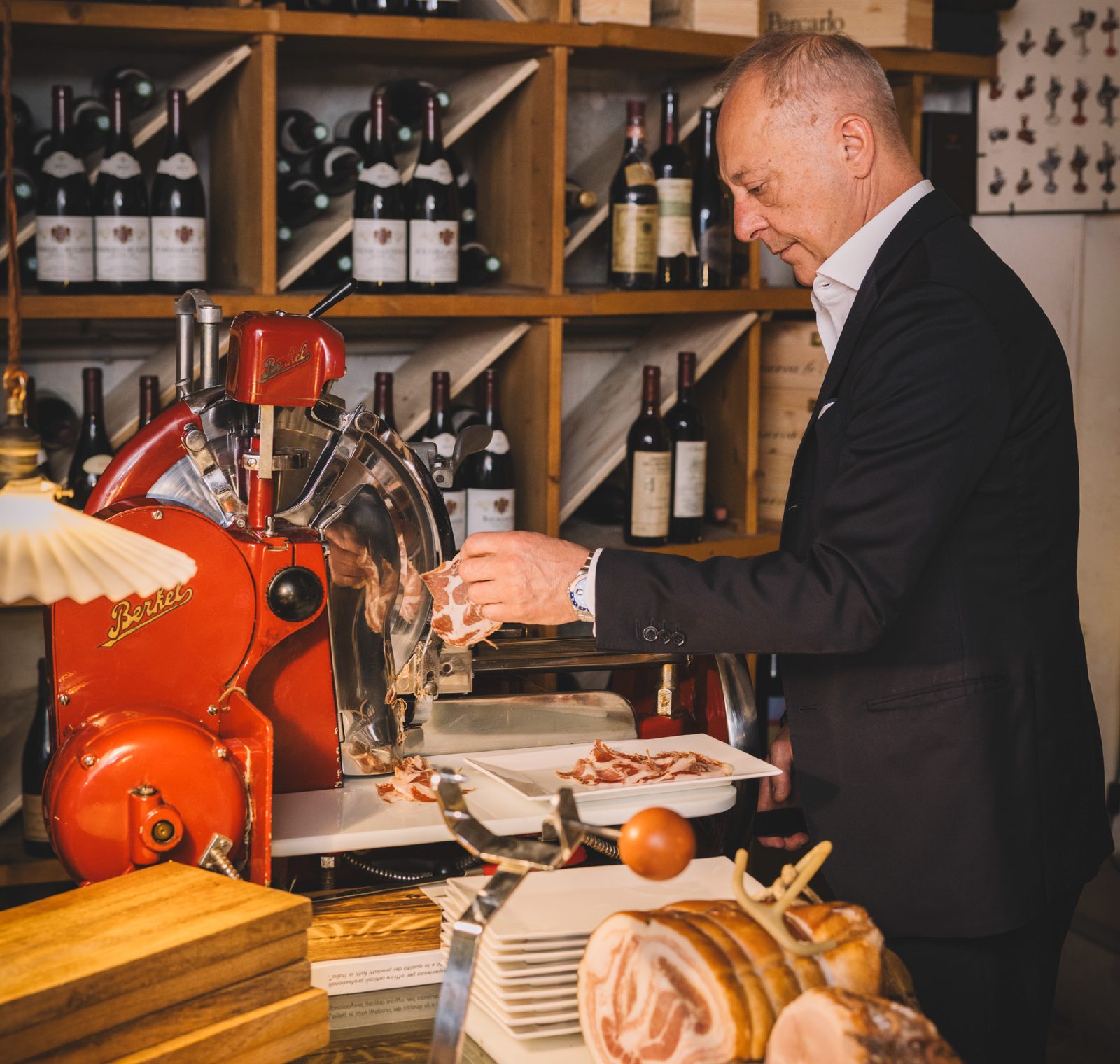 Stefano Arrigoni affetta salumi con l'affettatrice Berkel davanti alla cantina